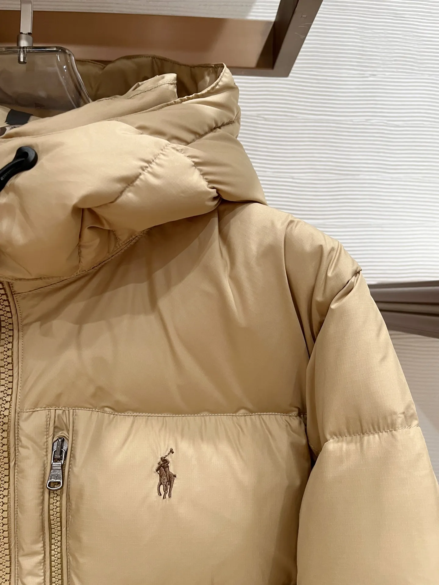 Ralph Lauren/Matte P800 top version is new -Ralph Lauren Ralph Lauren polo is the same style for men and women- ⚡️Ralph has gone crazy this year and the upper body of major Internet celebrities. The fabric has a double-layer shin feel and is full of weight! It's not as heavy as a regular jacket, and the ordinary cotton material feels really different. This one is super comfortable, soft and stylish, and has a green plaid interior that has a retro movie fashion feel! ✅Original custom-made 40D plaid four-level waterproof fabric, waterproof and anti-static fabric, exclusively using the original single-layer fabric method. The use of single-layer fabric has tested that the fabric and down must meet the standards to prevent velvet running, and ensure the feel and bulkiness. The interior is made of nylon double-layer sealing design, which will not cause any velvet running phenomenon. The adjustable hem with built-in drawstring buckle can prevent wind and cold. ✅ Silhouette jacket The upper body shape is super good, and the LOGO design on the chest is prominent. It is a style highly recommended by foreign bloggers. ✅Original original data layout, coordinated, loose, warm, fashionable, real original internal data, tolerant version. ✅Imported Behringer embroidery machine, custom-made 10,000-needle electric embroidery, using imported No. 7 needles, imported embroidery thread, ensuring that each word is full, three-dimensional and clear, and can be called the most expensive embroidery logo. ✅It is filled with national standard 80% white duck down, which has better thermal insulation performance, is light and not heavy, and has good fluff recovery after compression! ✅RDS certified high-quality 700 high fluffy white duck down filling ✅The zipper is customized from the Yoshida RL factory, with clear engravings and perfect and smooth texture ✅Accessories and buttons are all developed using the original version The fit is loose but not baggy. The size is just right and not too picky. The dropped shoulder design modifies the shoulders without making them appear bulky. This silhouette is a style that will never go out of style after being worn for a long time. The upper body is also very durable and recognizable. The loose and reasonable fit can be worn by both men and women. It is easy to create a clean and refreshing boyish look. Color: (Matte) Khaki Size: S M L XL XXL